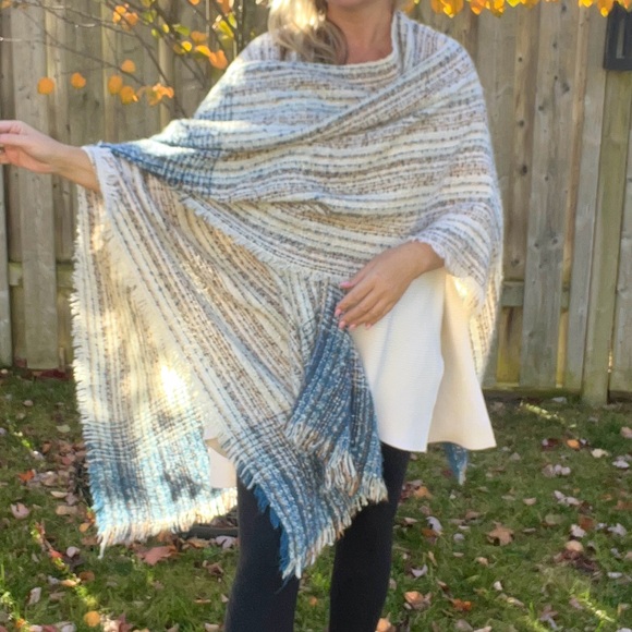 Beautiful boucle style poncho/shawl one size - Picture 2 of 5